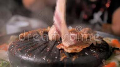 人们用筷子做饭、捡猪肉、翻猪肉，在火锅上用深色和谷物的方法迎接韩国<strong>烧烤</strong>