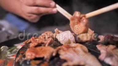 人们用筷子做饭、捡猪肉、翻猪肉，在<strong>火锅</strong>上用深色和谷物的方法迎接<strong>韩国</strong>烧烤