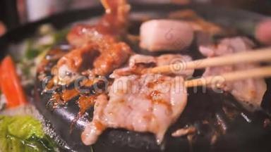 人们用筷子做饭、捡猪肉、翻猪肉，在<strong>火锅</strong>上用深色和谷物的方法迎接<strong>韩国</strong>烧烤