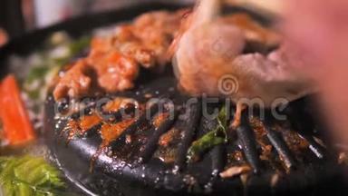 人们用筷子做<strong>饭</strong>、捡猪肉、翻猪肉，在火锅上用深色和谷物的方法迎接韩国<strong>烧</strong>烤