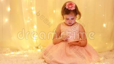 小女孩玩智能手机。 宝贝公主在手机上观看视频的背景灯