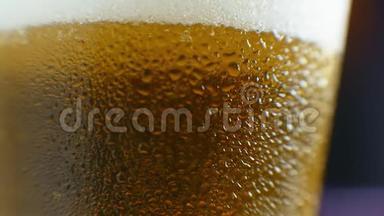 宏观拍摄的一个啤酒杯与冷啤酒，<strong>气泡</strong>上升的玻璃。 慢动作啤酒<strong>气泡</strong>..