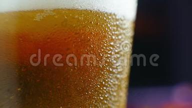 宏观拍摄的一个啤酒杯与冷啤酒，<strong>气泡</strong>上升的玻璃。 慢动作啤酒<strong>气泡</strong>..