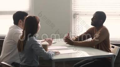 非裔美国律师咨询白种人夫妇会见客户