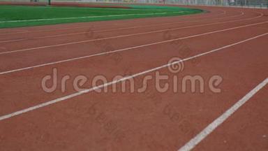 女子在体育场跑道上跑步