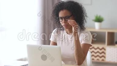<strong>劳累</strong>过度的非洲人在电脑工作后感到眼睛疲劳