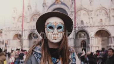 在威尼斯圣马可广场慢动作的传统狂欢节面具长发女子特写镜头。