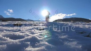 年轻的徒步旅行者在<strong>雪地</strong>上用棍棒行走的后景。 无法辨认的人在<strong>雪地</strong>上跋涉