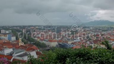 奥地利小城市上空的暴风雨过后，云在移动，天气在变化