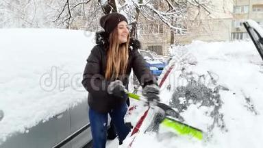 4k镜头，微笑的年轻女子骑车上班前在雪地上擦车