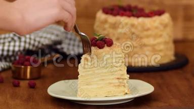 切片糖果拿破仑蛋糕装饰覆盆子。 护法奶油蛋糕。