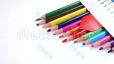 彩色<strong>儿童</strong>`<strong>包装</strong>中的铅笔在白色背景上旋转。