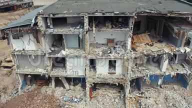 地震后关闭无人机射击。 在建筑物拆除后飞过被毁的房子。 空中镜头