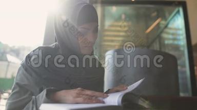 <strong>自信</strong>的阿拉伯女士在咖啡馆读书、<strong>教育</strong>和自我发展