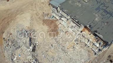拆除旧房子的俯视图.. 地震后的无人机射击。 空中镜头