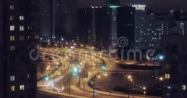 白俄罗斯明斯克大城市夜间交通滞后。 街道上灯火辉煌.