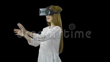 带着3D眼镜的红头发的女学生在虚拟现实中，在<strong>导游</strong>的带领下学习，虚拟游戏