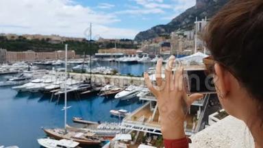 旅游女孩在地中海海港为游艇拍照，使用智能手机