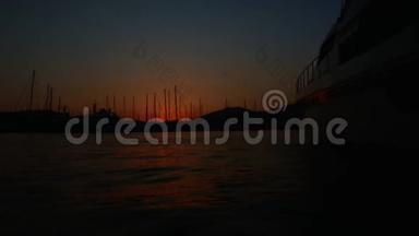 土耳其博德鲁姆度假小镇港口日出时间过短。 停泊在海湾的豪华游艇
