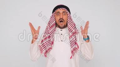 办公室里的现代阿拉伯人。 一个穿着国服的男人微笑着，惊讶着.. 嘴巴和眼睛睁得大大的.. 情感丰富多彩
