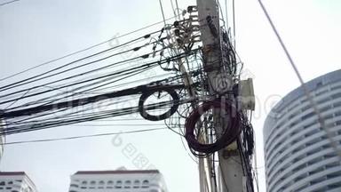 连接在电线杆上的混乱电线，泰国电线杆上的电缆和电线的混乱，
