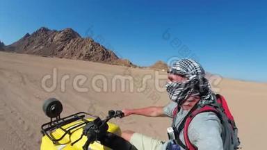 一名男子正在埃及沙漠骑着一辆<strong>四人</strong>自行车，在一台动作摄像机上自杀