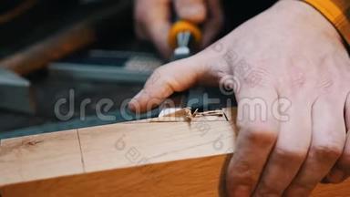 木工行业-一名木工用凿子把<strong>木器</strong>上的的凹槽