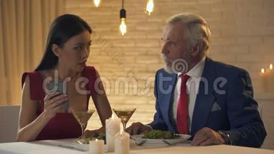 女孩和无聊的<strong>老人</strong>坐在餐馆里，打电话<strong>聊天</strong>，糟糕的约会
