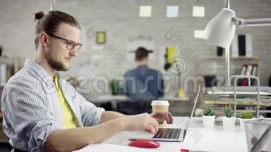 年轻人坐在办公桌前唱歌，手提电脑周围都是各种各样的同事，懒惰的工人浪费时间