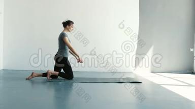健康的瑜伽女人准备倒立姿势。 健身生活方式锻炼工作室伸展美丽的身体