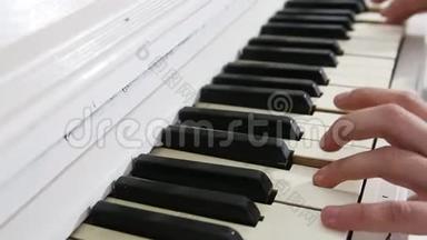 <strong>弹钢琴</strong>的人。 <strong>钢琴</strong>演奏者的侧视。 把琴键合上，男人的手和手指