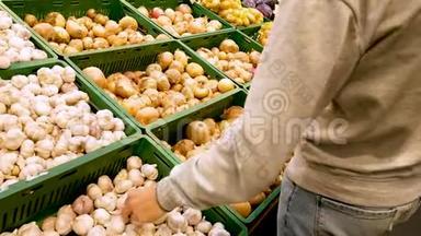 年轻人手里拿着超市里的蔬菜，放到蔬菜部的篮子里。