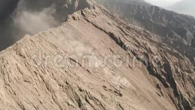 从东爪哇的Bromo山火山口落下的小火山灰的影像拍摄
