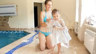 游泳后，年轻母亲用大白巾擦拭孩子的4k视频