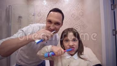 口腔健康，快乐爸爸带着孩子在镜子前刷牙