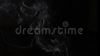 在黑色背景下慢慢地飘浮着的烟雾特写镜头。 慢动作。 高清高清