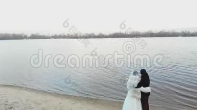 基辅，基辅，UK RAINE-2018年11月18日：基辅第聂伯河河堤的空中景观，冬季婚礼。 新婚