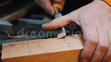 木工行业-一名木工用凿子把木器上的的凹槽