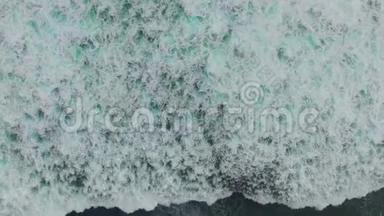 海洋蓝波撞击海岸线无人机镜头的俯视图