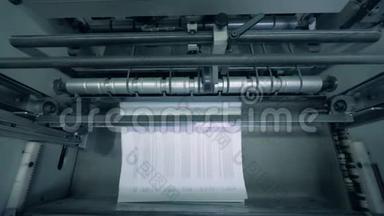 印刷纸叠放在排版线上，自动化机器。