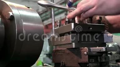 工业用钢机械安装工人特写。库存录像。工厂工人的手钢安装机