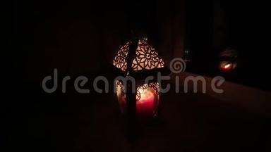 在黑暗的背景上，用颤抖的火焰蜡烛装饰灯笼。