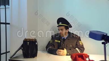 一位悲伤的警官的肖像。