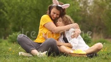 快乐的母亲拥抱儿子。 <strong>家</strong>庭<strong>周末</strong>在公园。 妈妈打扮成复活节兔子。 复活节<strong>家</strong>庭快乐。 母亲节