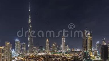 迪拜市中心的天际线在整个晚上与哈利法塔和其他塔的全景从顶部。