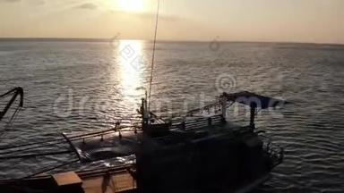 日落时<strong>出海</strong>捕鱼船。 渔舟漂浮在水面上，阳光明媚的天空。 苏梅岛