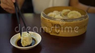 4K亚洲女人在餐馆吃饺子。 传统的中国菜