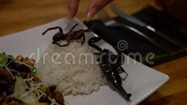 慢动作女人在亚洲餐馆吃一盘蜘蛛和虫子