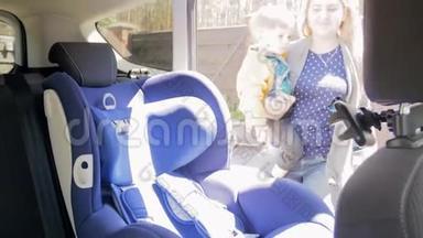 年轻母亲将她的小儿子安置在儿童安全座椅和调整皮带的4k视频。 使用特殊座位的有爱心家长