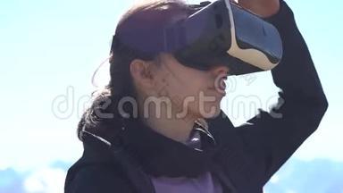 头盔中的女孩虚拟现实VR在山顶上召唤着夏日的风景